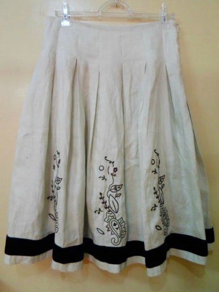 Saia evasê, bordada e c/ barra aveludada